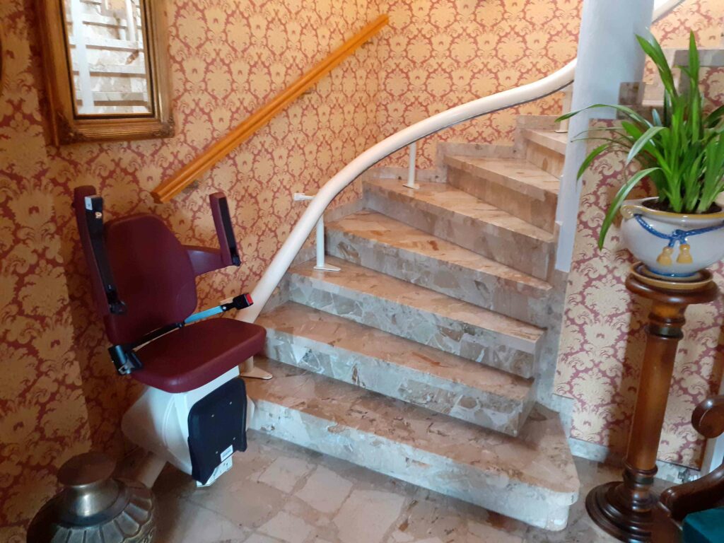 Installation d'un monte escalier courbe