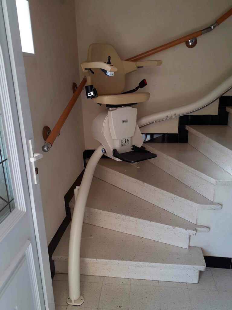 Installation d'un monte escalier courbe