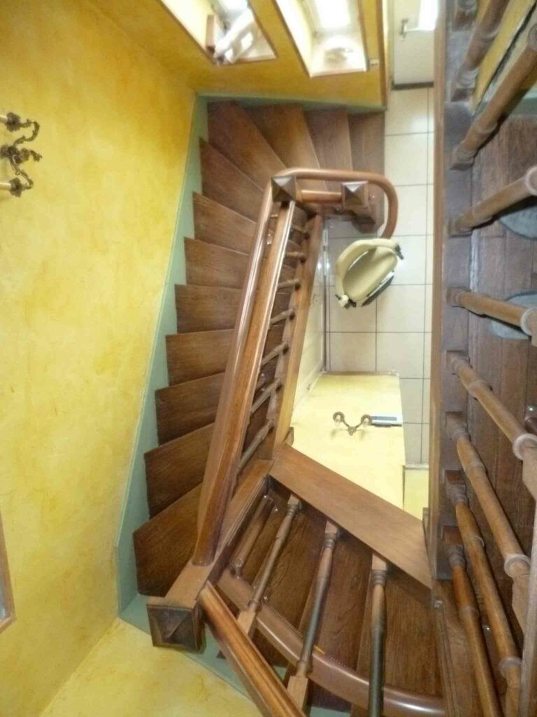 Installation d'un monte-escalier monorail dans escalier bois