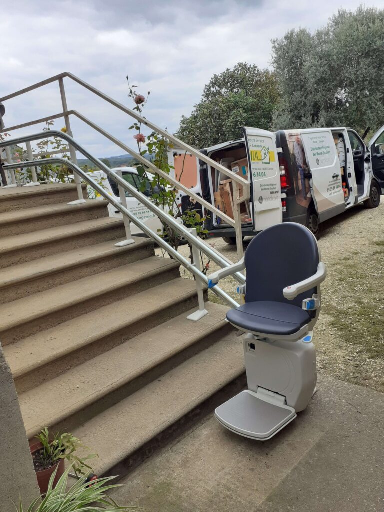 un monte escalier courbe M4000 Handicare en extérieur. Dans ce projet, le siège arrive directement devant la porte d’entrée pour faciliter l’utilisation à notre cliente.