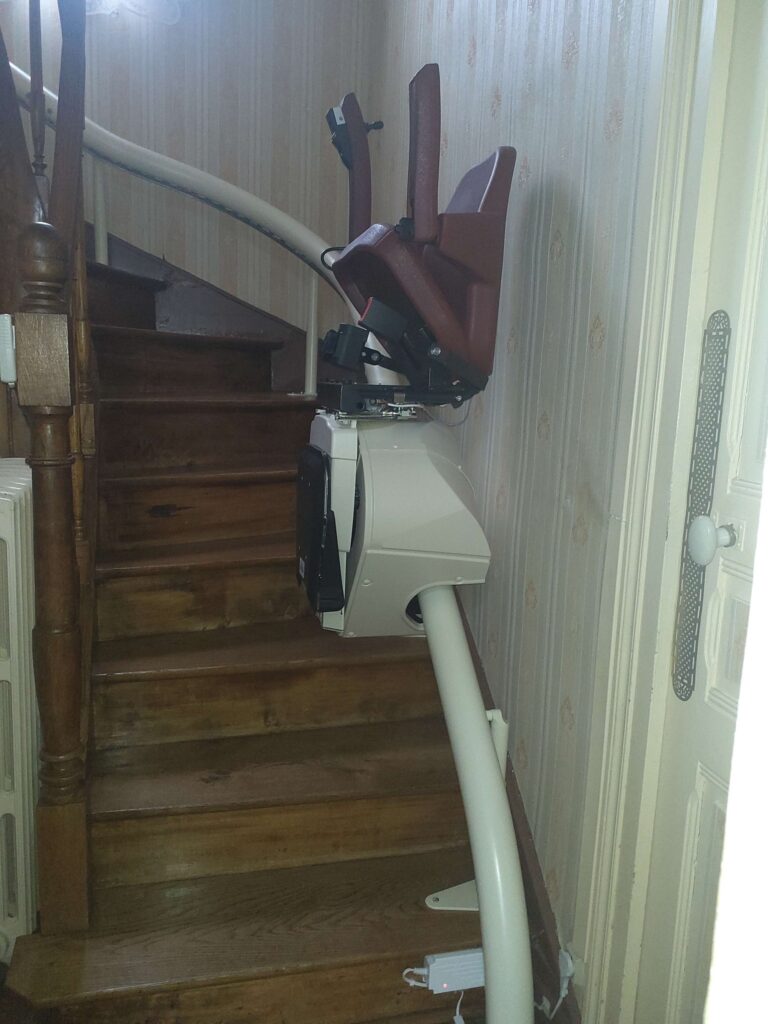 Monte escalier courbe Handicare avec un siège Classic sur escalier en bois 2/4 tournant