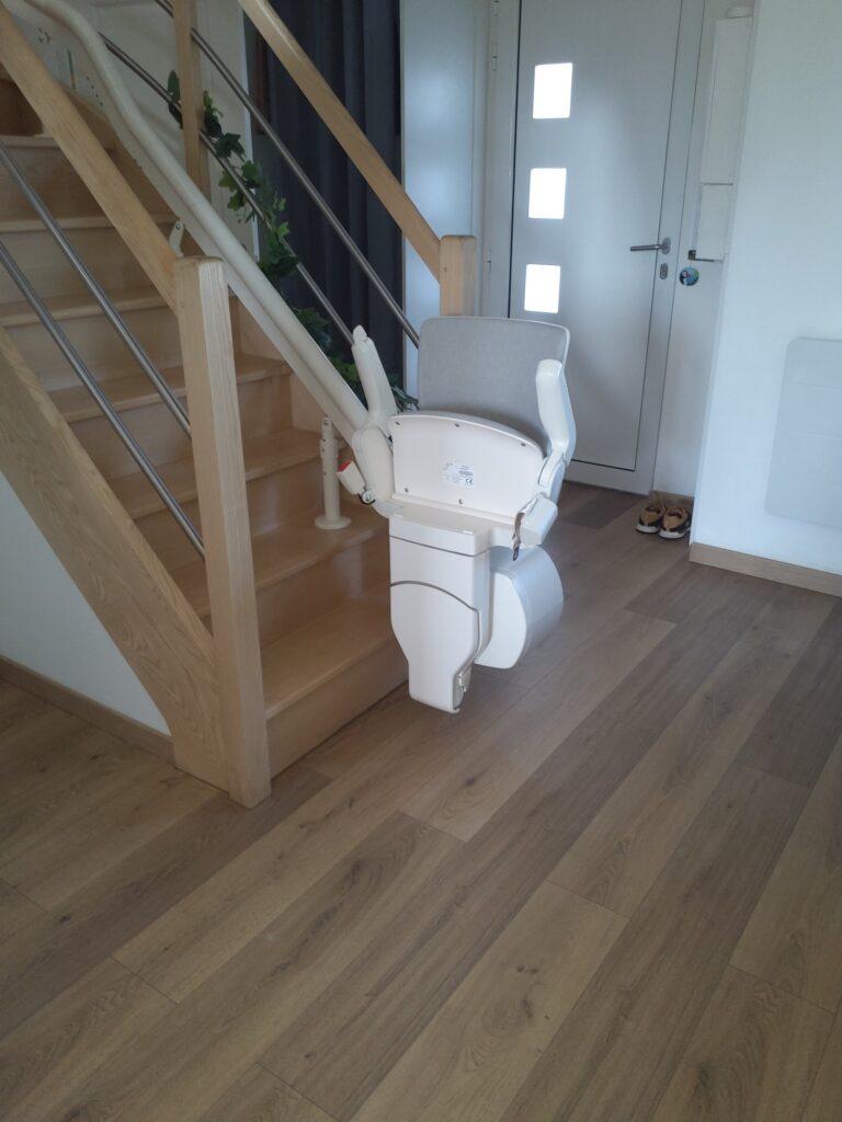 Monte-escalier Otolift Modul'Air côté rambarde sur un escalier en bois 1/4 tournant à St Cyr la Roche