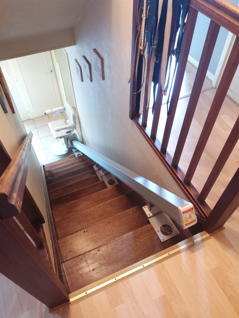 Monte-escalier droit M1100 Handicare sur un escalier bois