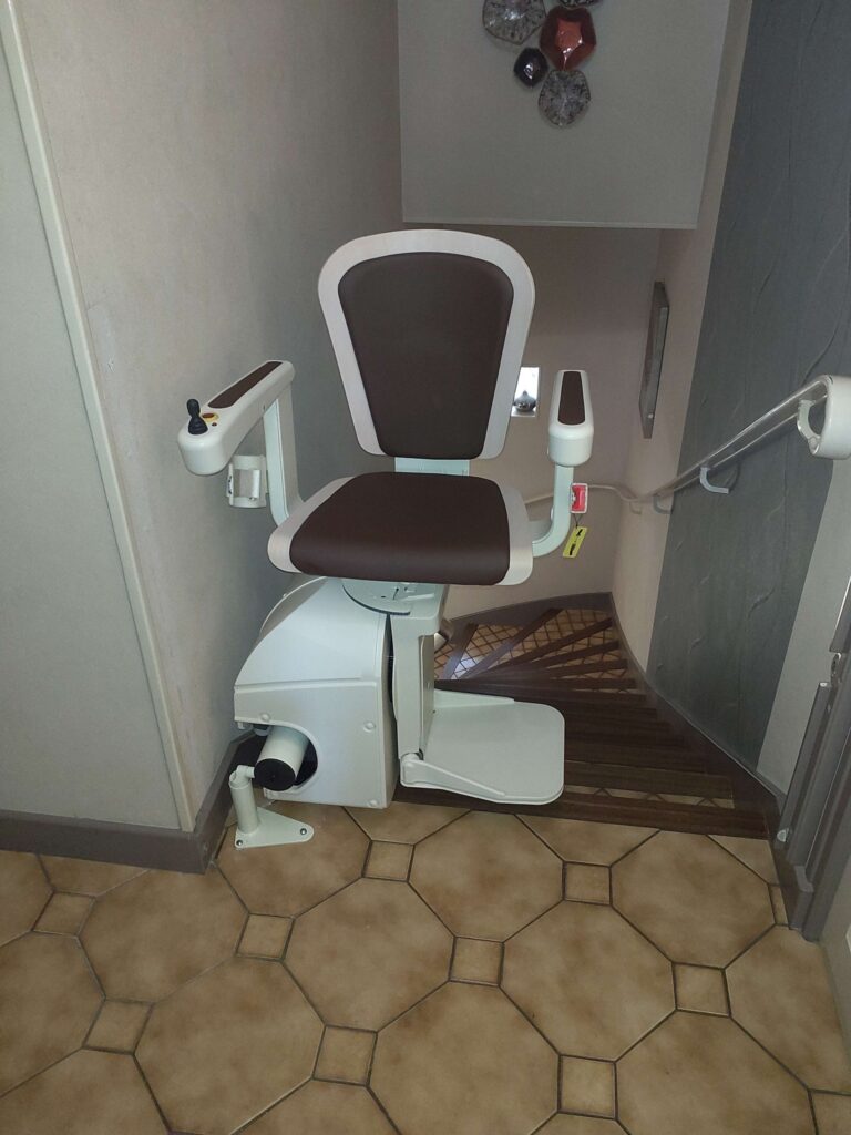 Installation d'un monte-escalier courbe Handicare avec un siège Alliance à Brive.