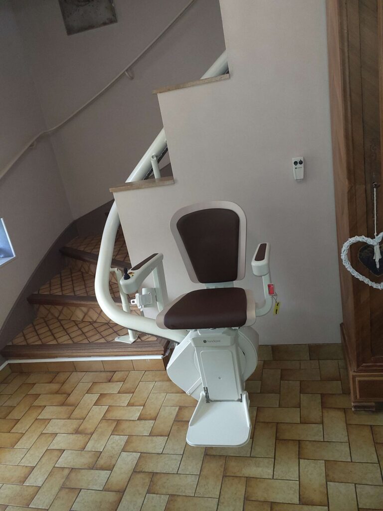 Installation d'un monte-escalier courbe Handicare avec un siège Alliance à Brive.