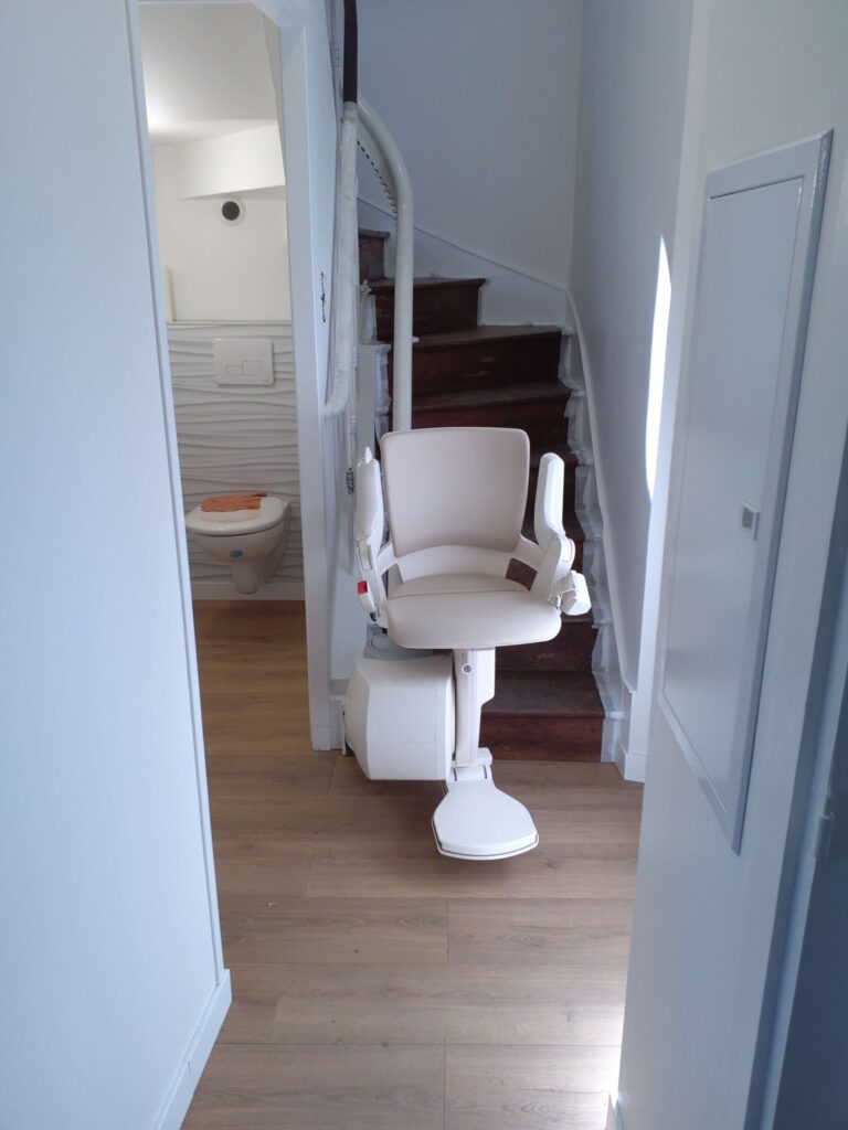 Installation d'un monte-escalier courbe Otolift Modul'Air Smart à Brive.