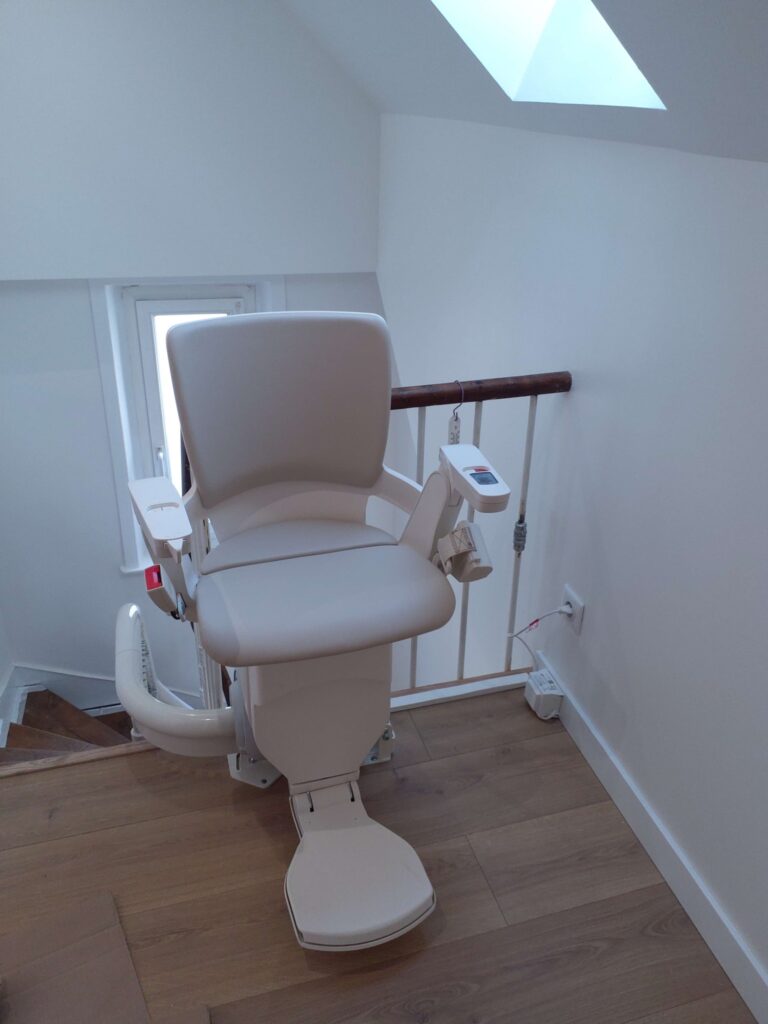 Installation d'un monte-escalier courbe Otolift Modul'Air Smart à Brive.