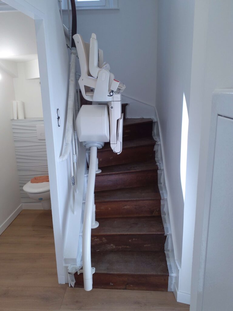 Installation d'un monte-escalier courbe Otolift Modul'Air Smart à Brive.
