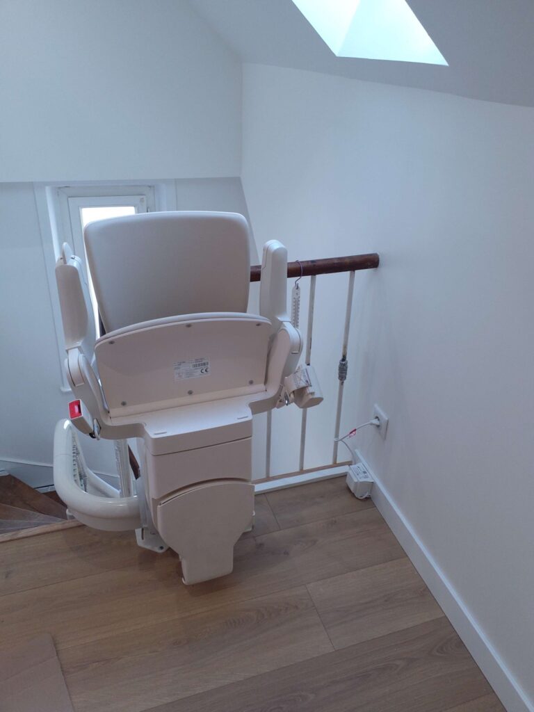 Installation d'un monte-escalier courbe Otolift Modul'Air Smart à Brive.