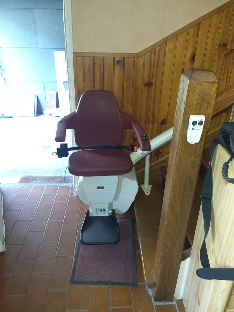 Nouvelle installation d’un monte escalier Handicare courbe avec un siège Classic à Egletons en Corrèze (19) sur un escalier bois ¼ tournant.