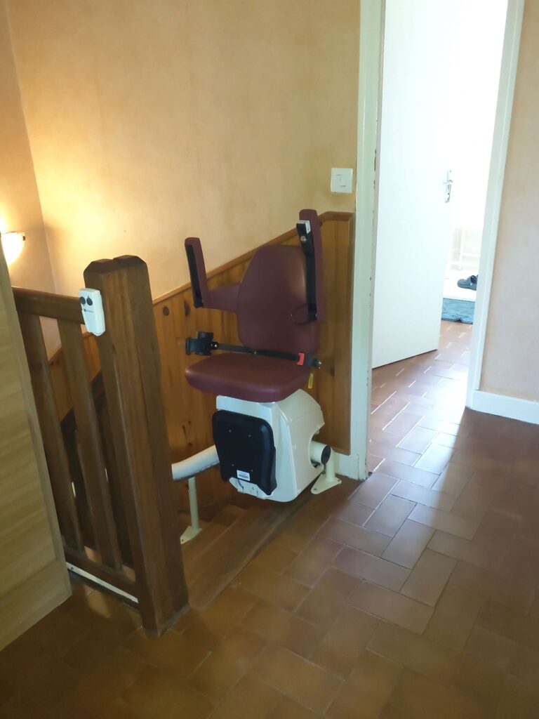 Nouvelle installation d’un monte escalier Handicare courbe avec un siège Classic à Egletons en Corrèze (19) sur un escalier bois ¼ tournant.