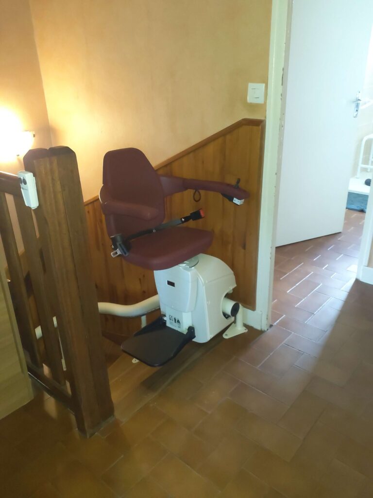 Nouvelle installation d’un monte escalier Handicare courbe avec un siège Classic à Egletons en Corrèze (19) sur un escalier bois ¼ tournant.