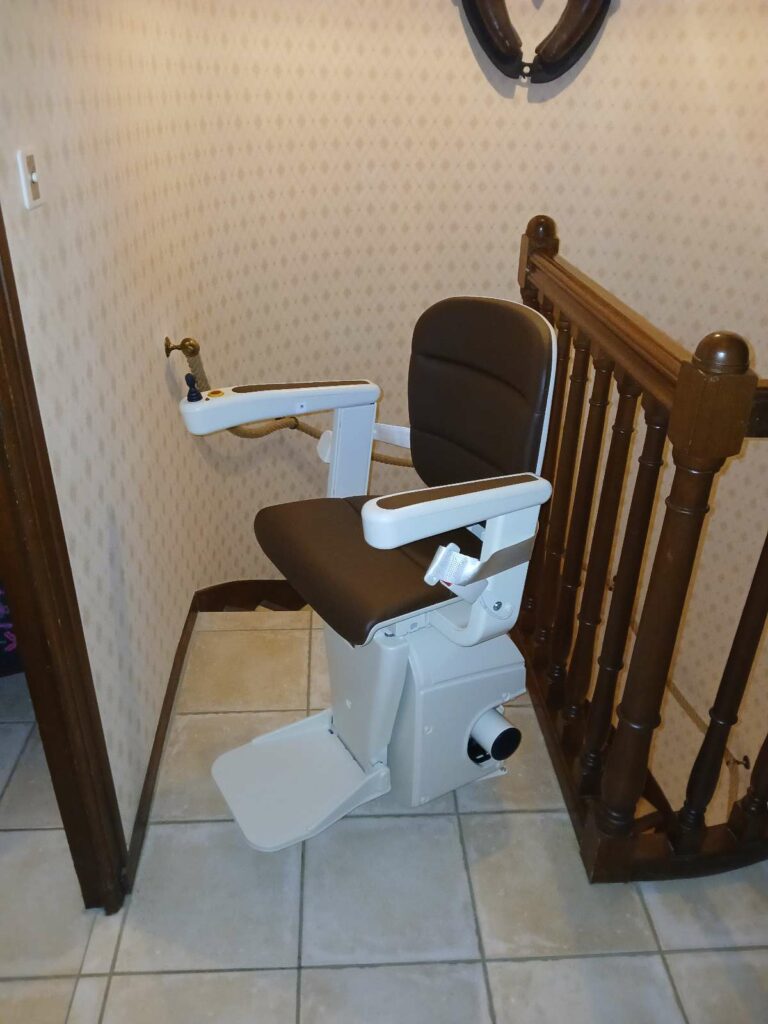 Nouvelle installation à Boisseuil (87) près de Limoges d’un monte-escalier Handicare équipé d’un siège Elégance dans un escalier en colimaçon