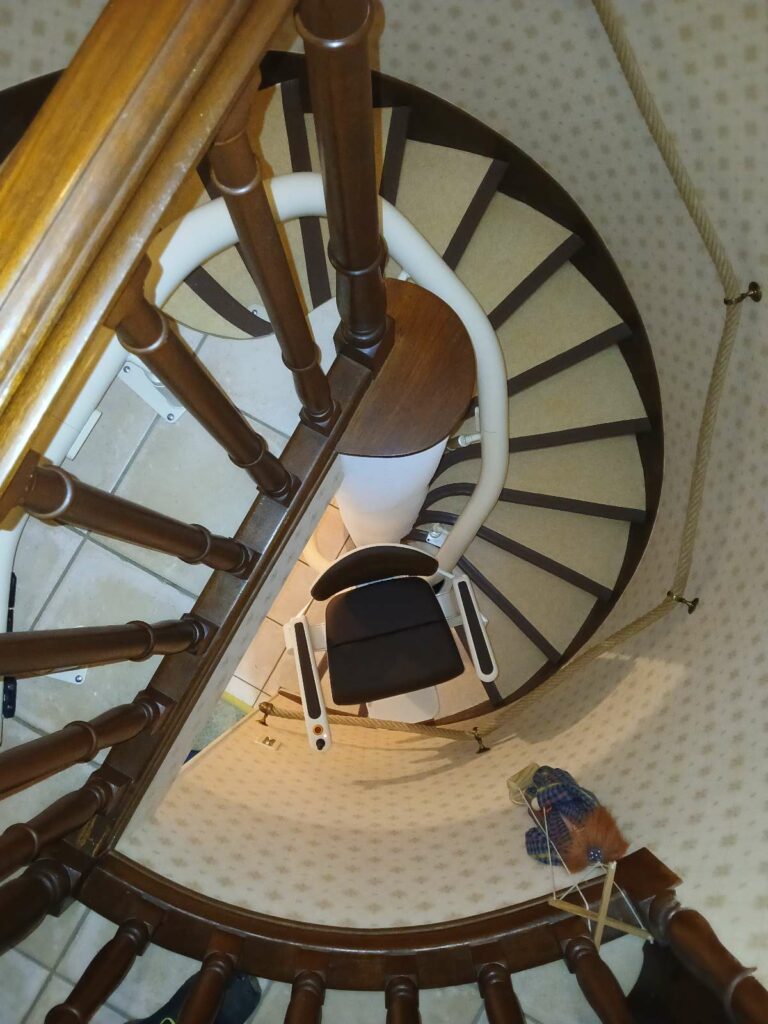 Nouvelle installation à Boisseuil (87) près de Limoges d’un monte-escalier Handicare équipé d’un siège Elégance dans un escalier en colimaçon