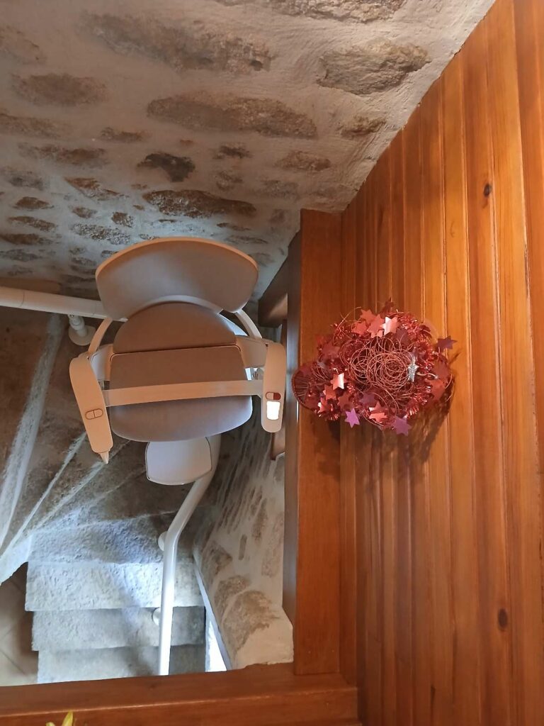 Nouvelle installation à Combressol (19) d’un monte-escalier Otolift Modul’Air Smart sur un escalier en pierre en colimaçon étroit – photo 1/8