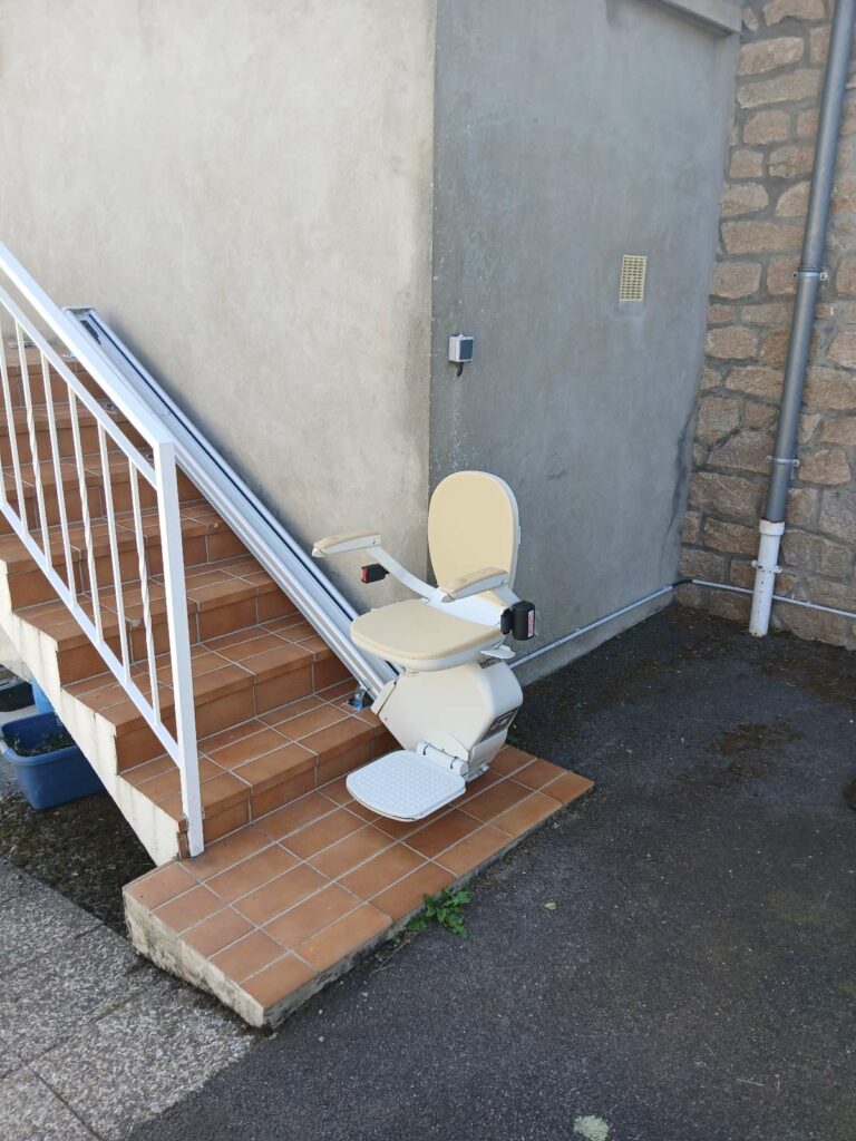 Nouvelle installation à Egletons (19) d’un monte-escalier droit extérieur, un Acorn A130 sur un escalier carrelé – photo 1/4