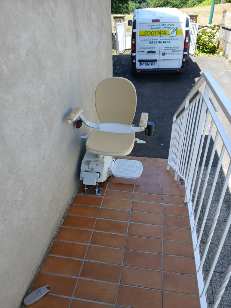 Nouvelle installation à Egletons (19) d’un monte-escalier droit extérieur, un Acorn A130 sur un escalier carrelé – photo 2/4