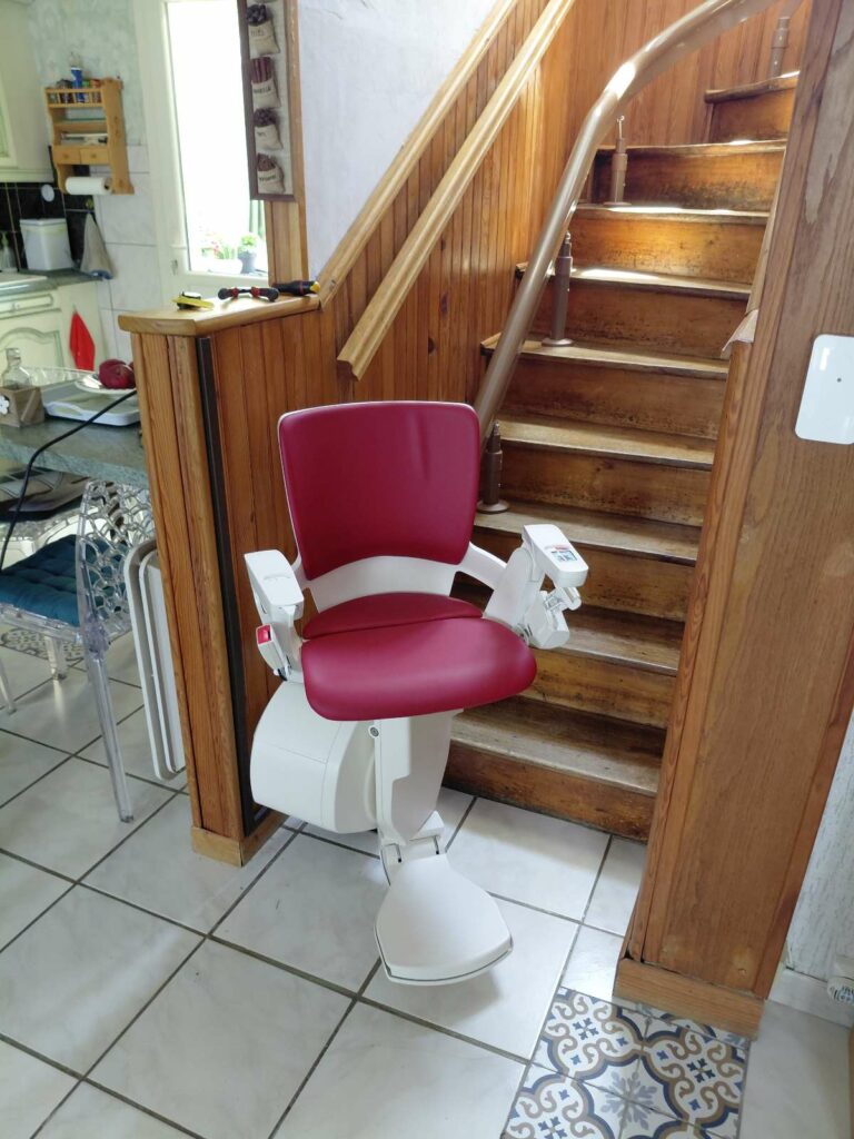 Nouvelle installation d’un monte-escalier Otolift Modul’Air Smart sur un escalier étroit en bois ¼ tournant à Lagraulière (19) – photo 1/5