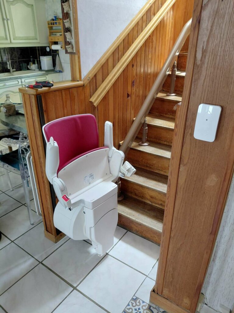 Nouvelle installation d’un monte-escalier Otolift Modul’Air Smart sur un escalier étroit en bois ¼ tournant à Lagraulière (19) – photo 2/5